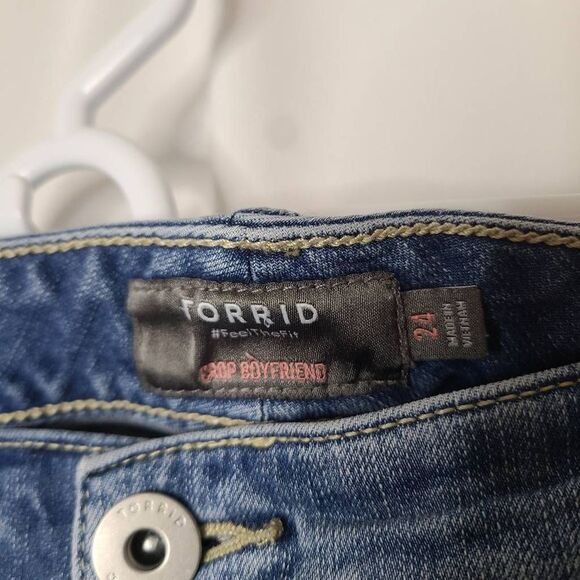Torrid Crop Boyfriend Light Wash Distressed  Raw Hem Jeans sz 24 - Picture 2 of 4